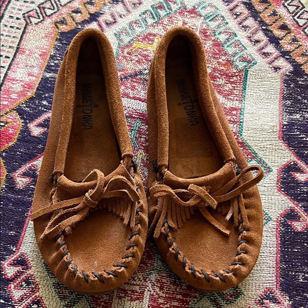 Minnetonka Tan Suede Moccasins with Fringe size 6 like new